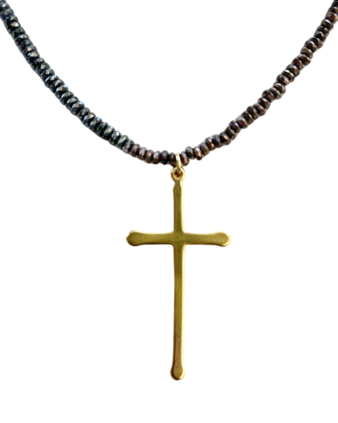 Sautoir Croix Sépia – détail pendentif croix plaqué or sur perles hématite grise et marron