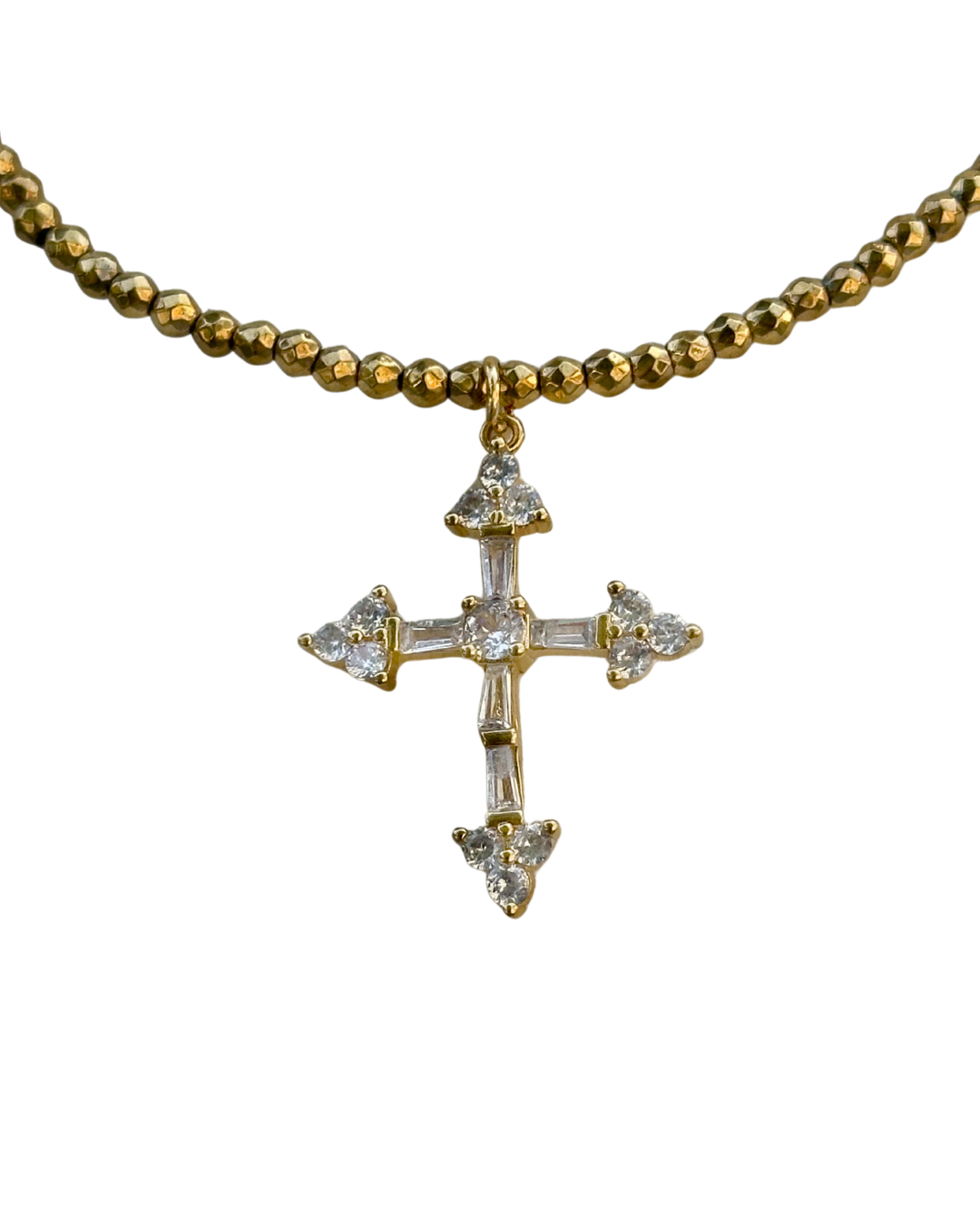 Sautoir Croix de Lumière – détail pendentif croix plaqué or zircons blancs sur perles hématite dorée